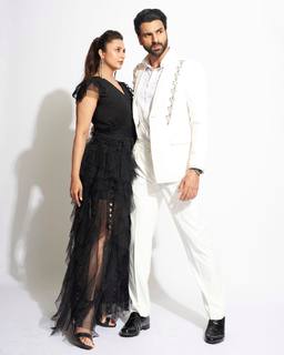 Divyanka Tripathi feet photo thumbnail