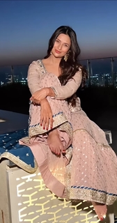 Divyanka Tripathi feet photo thumbnail