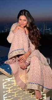 Divyanka Tripathi feet photo thumbnail