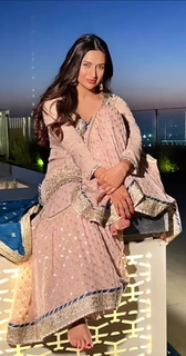 Divyanka Tripathi feet photo thumbnail