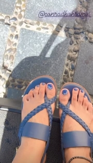 Divyanka Tripathi feet photo thumbnail