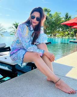 Divyanka Tripathi feet photo thumbnail