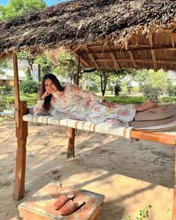 Divyanka Tripathi feet photo thumbnail