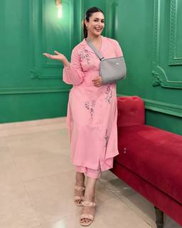 Divyanka Tripathi feet photo thumbnail