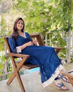 Divyanka Tripathi feet photo thumbnail