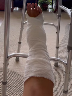 Divyanka Tripathi feet photo thumbnail