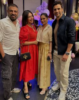 Divyanka Tripathi feet photo thumbnail