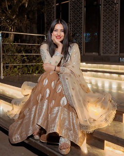 Divyanka Tripathi feet photo thumbnail