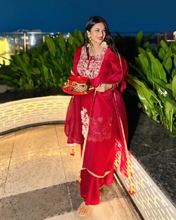 Divyanka Tripathi feet photo thumbnail