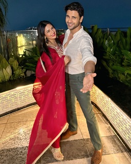 Divyanka Tripathi feet photo thumbnail
