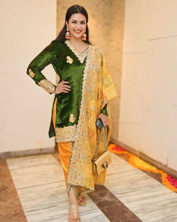 Divyanka Tripathi feet photo thumbnail