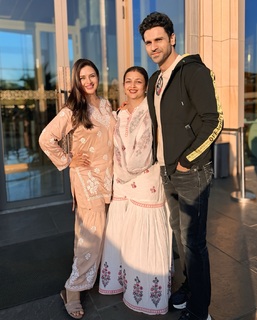 Divyanka Tripathi feet photo thumbnail