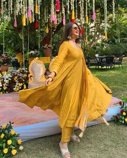 Divyanka Tripathi feet photo thumbnail