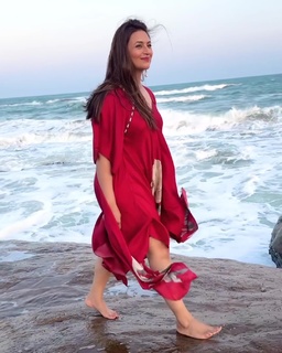 Divyanka Tripathi feet photo thumbnail