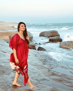 Divyanka Tripathi feet photo thumbnail