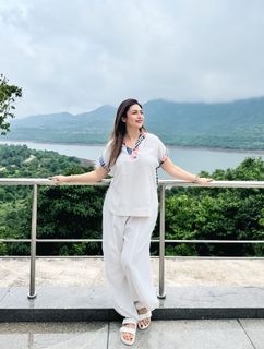 Divyanka Tripathi feet photo thumbnail