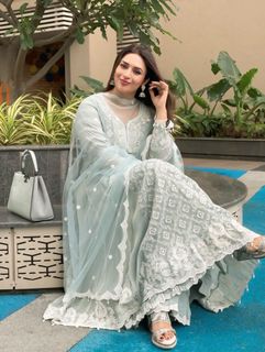 Divyanka Tripathi feet photo thumbnail