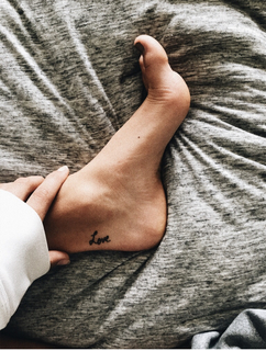 Dixie D'Amelio feet photo thumbnail