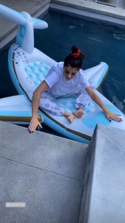 Dixie D'Amelio feet photo thumbnail