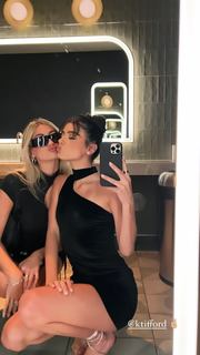 Dixie D'Amelio feet photo thumbnail