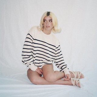 Dixie D'Amelio feet photo thumbnail