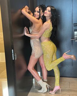 Dixie D'Amelio feet photo thumbnail