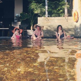 Dodie Clark feet photo thumbnail