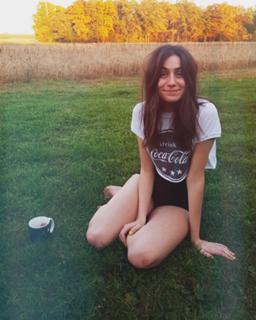 Dodie Clark feet photo thumbnail
