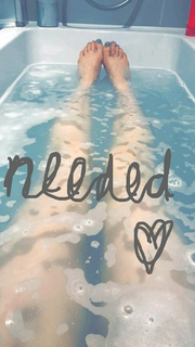 Dodie Clark feet photo thumbnail