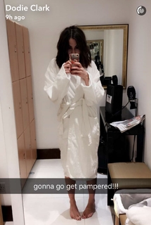 Dodie Clark feet photo thumbnail