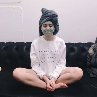 Dodie Clark feet photo thumbnail