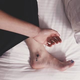 Dodie Clark feet photo thumbnail