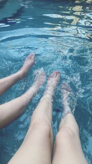 Dodie Clark feet photo thumbnail