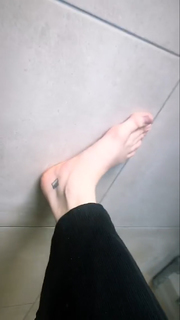 Dodie Clark feet photo thumbnail