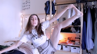 Dodie Clark feet photo thumbnail
