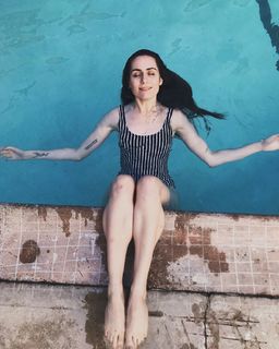 Dodie Clark feet photo thumbnail