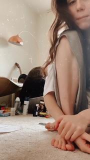 Dodie Clark feet photo thumbnail