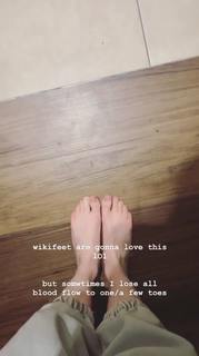Dodie Clark feet photo thumbnail