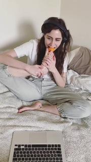 Dodie Clark feet photo thumbnail