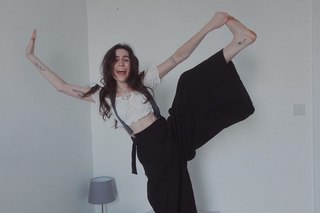 Dodie Clark feet photo thumbnail