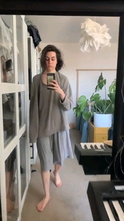 Dodie Clark feet photo thumbnail