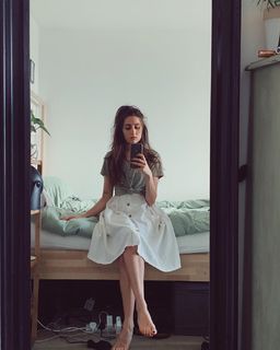 Dodie Clark feet photo thumbnail