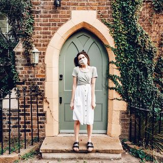 Dodie Clark feet photo thumbnail