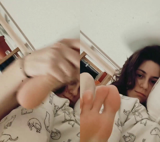 Dodie Clark feet photo thumbnail