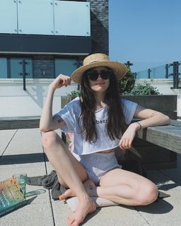 Dodie Clark feet photo thumbnail