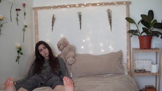 Dodie Clark feet photo thumbnail
