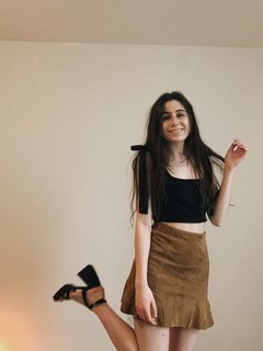 Dodie Clark feet photo thumbnail