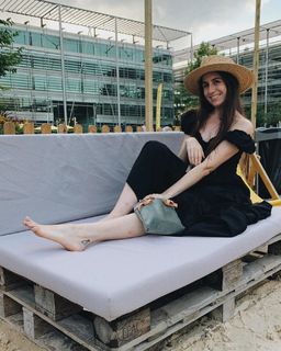 Dodie Clark feet photo thumbnail