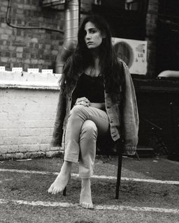 Dodie Clark feet photo thumbnail