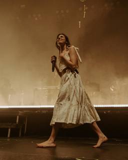 Dodie Clark feet photo thumbnail